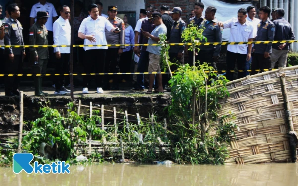 Foto Bupati Subandi mengamati pinggiran sungai yang longsor, lalu memerintahkan Kepala Dinas PU BM SDA Dwi Eko Saptono segera memperbaikinya. (Foto: Fathur Roziq/Ketik.com)