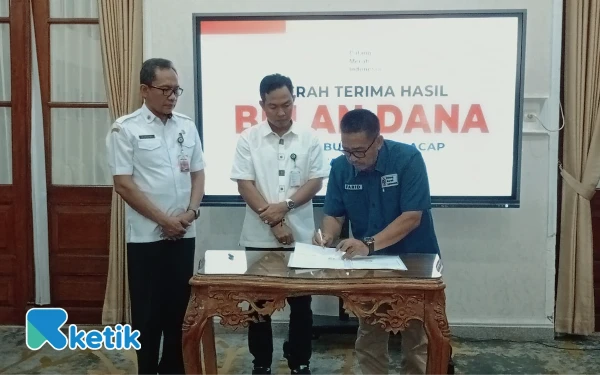 Foto Penandatanganan berita acara penyerahan Bulan Dana PMI Cilacap tahun 2025. (Foto: Nani Eko/Ketik)