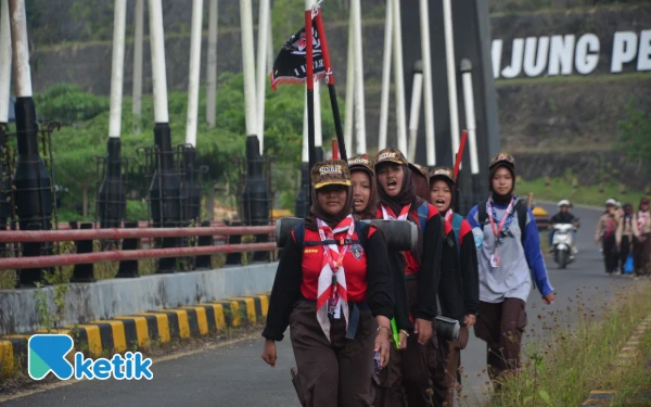 Foto Pramuka Penggalang Garuda Kabupaten Malang ketika menjelajah Malang Selatan. (Foto: Amarta Faza for Ketik.com)