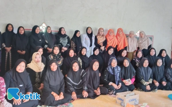 Foto Foto bersama pengurus RKI Sampang dengan ibu-ibu muslimah Desa Pandiyangan (Foto: Mat Jusi/Ketik.com)