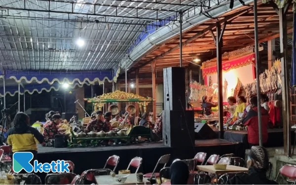 Foto Malam sebelum puncak ritual, suasana Dusun Kinahrejo kembali hidup dengan pagelaran wayang kulit semalam suntuk. Denting gamelan dan bayang-bayang wayang tidak hanya menjadi hiburan, tetapi juga sarana kontemplasi bagi para peziarah dan warga yang berkumpul untuk tirakatan. (Foto: Fajar R/Ketik.com)