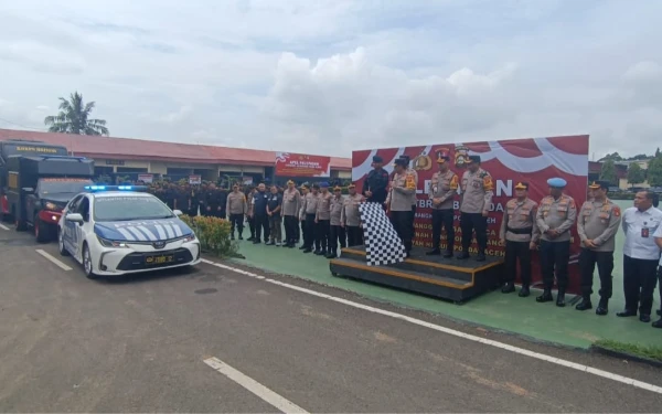 Foto Kapolda Sumsel Irjen Pol Andi Rian R Djajadi,  saat melepas 100 Personel Bawah Kendali Operasi (BKO) diberangkatkan melalui jalur darat menuju lokasi terdampak, Jumat 26 Desember 2025 (Foto : Yola/Ketik.Com)