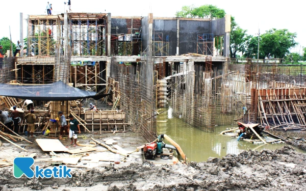 Foto Kondisi proyek rumah pompa di Desa Kedungpeluk, Kecamatan Candi, pada Sabtu (27 Desember 2025). (Foto: Fathur Roziq/Ketik.com)