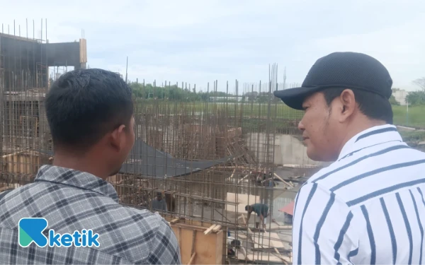 Foto Bupati Subandi memarahi kontraktor pelaksana yang terlihat masih sangat muda. Diingatkan ruginya kena denda Rp 8 juta per hari. (Foto: Fathur Roziq/Ketik.com)