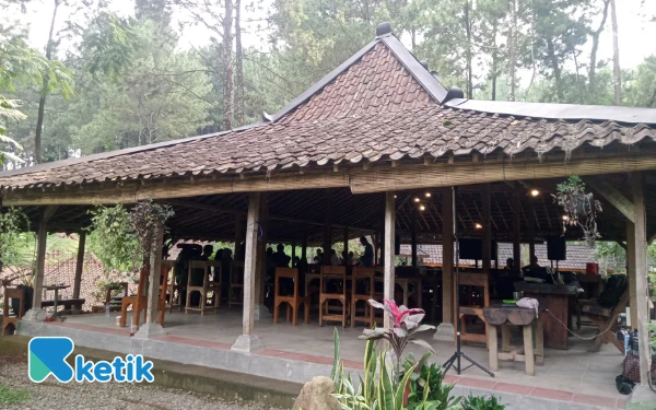 Foto View padepokan di Kedai Hutan Cempaka Pasuruan. (Foto: Aliyah/Ketik.com)