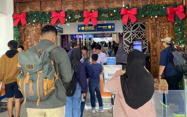 Foto Suasana antrean penumpang di pintu keberangkatan Stasiun Tugu Yogyakarta. Berdasarkan data Operasi Lilin Progo 2025, Stasiun Tugu menjadi pintu masuk paling favorit bagi wisatawan yang menggunakan transportasi umum untuk menghabiskan masa libur Natal dan Tahun Baru di Yogyakarta. (Foto: Bidhumas Polda DIY for Ketik.com)