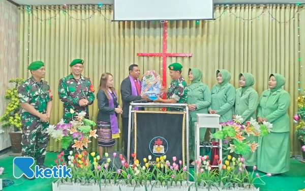 Foto Jajaran Koramil Pesantren bersama Persit Kartika Chandra Kirana Ranting 03 melakukan kunjungan ke Gereja di wilayah Pesantren, Jumat (27/12/2025). (Foto : Koramil Pesantren for Ketik).