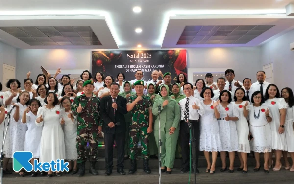 Foto Jajaran Koramil Pesantren bersama Persit Kartika Chandra Kirana Ranting 03 melakukan kunjungan ke Gereja di wilayah Pesantren, Jumat (27/12/2025). (Foto : Koramil Pesantren for Ketik).