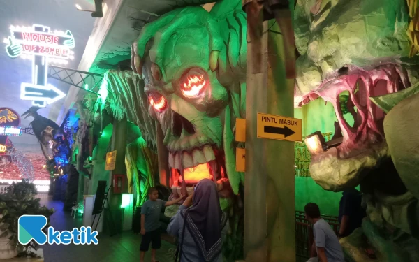 Foto View House of Zombie tampak depan di Jawa Timur Park 3 Kota Batu. (Foto: Aliyah/Ketik.com)