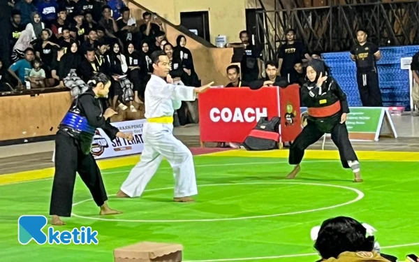 Foto Zahra Ramadanisabil (kanan) atlet pencak silat Ranting PSHT Pringkuku sabuk merah saat tampil penuh fokus dalam laga Kejuaraan Pencak Silat SH Terate Cup Kabupaten Pacitan 2025 di GOR Pacitan, Minggu, 21 Desember 2025. (Foto: Al Ahmadi/Ketik)
