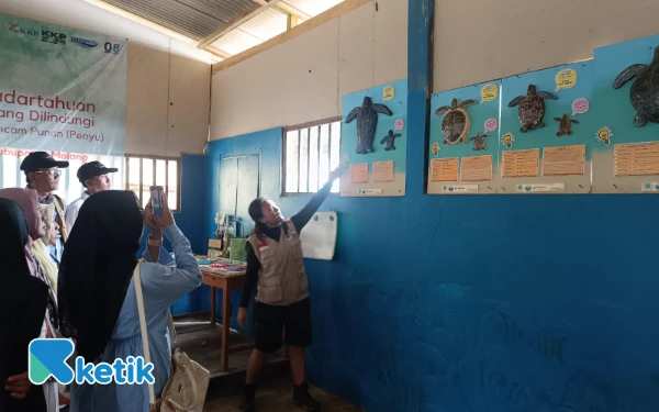 Foto Sejumlah wisatawan tengah mendengarkan penjelasan mengenai edukasi tukik. (Foto: Fisca/Ketik.com)