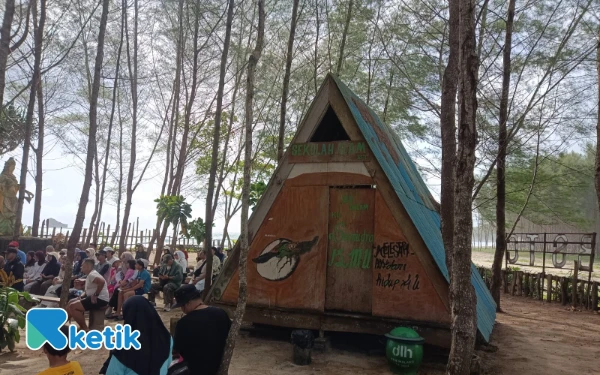 Foto Sekolah alam yang berada di kawasan Pantai Bajulmati. (Foto: Fisca/Ketik.com)