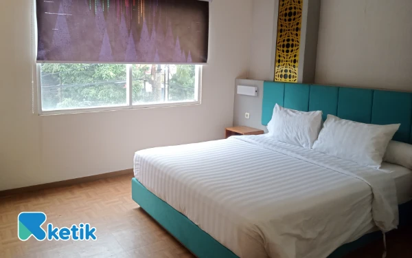 Foto View Deluxe Room yang luas di Front One Budget Hotel Malang. (Foto: Aliyah/Ketik.com)