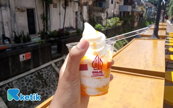 Foto Es krim Mango Sundae yang lezat di Ice Cream Lepen Kampung Heritage Kayutangan Malang. (Foto: Aliyah/Ketik.com)