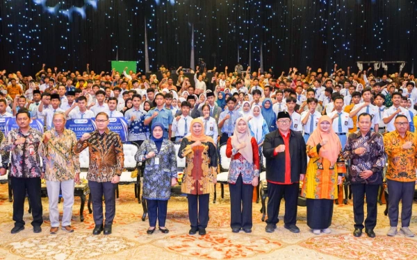Foto Seorang siswa mencium tangan Gubernur Jatim Khofifah Indar Parawansa di sela peluncuran program bantuan biaya pendidikan di Surabaya beberapa waktu lalu. (Foto: Biro Adpim Setdaprov Jatim)