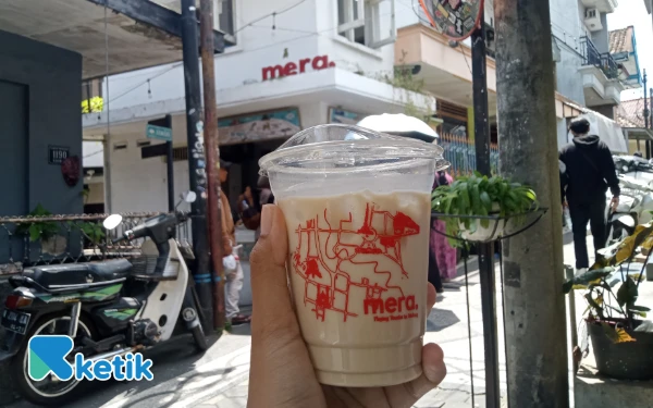 Foto Es Kopi Susu yang segar di Kios Mera Kampung Heritage Kayutangan. (Foto: Aliyah/Ketik.com)