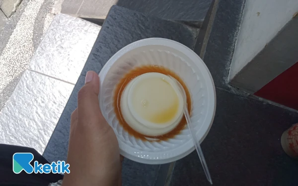 Foto Puding Caramel yang manis dan lezat di Kios Mera Kampung Heritage Kayutangan. (Foto: Aliyah/Ketik.com)