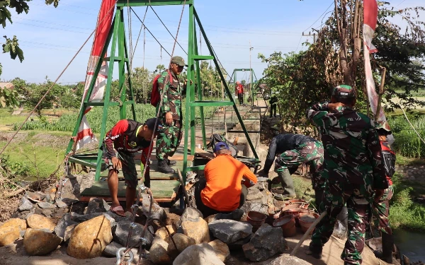 Foto Komandan Kodim 0809/Kediri, Letkol Inf Ragil Jaka Utama, bersama jajaran melakukan peninjauan langsung ke lokasi pembangunan jembatan di Dusun Ringinagung, Desa Keling, Kecamatan Kepung, Senin (29/12/2025)