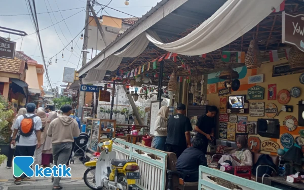 Foto Rumah lama dengan koleksi barang antik di Kampung Heritage Kayutangan. (Foto: Aliyah/Ketik.com)