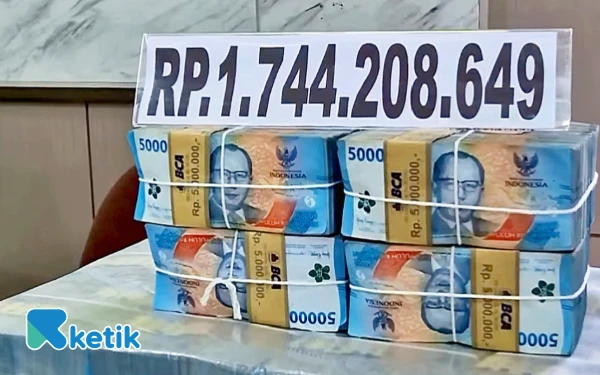 Foto Tumpukan uang senilai Rp1.774.208.649 hasil pemulihan keuangan negara Semester II Tahun 2025 yang menjadi barang bukti pengembalian kelebihan pembayaran proyek. Senin 29 Desember 2025 (Foto: M Nanda/Ketik.com)