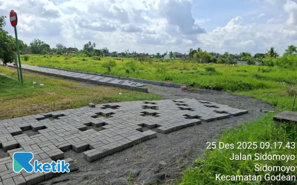 Foto Potret pengerjaan joging track Stadion Forlantas, Sidomoyo, Kamis 25 Desember 2025. Pemasangan paving blok terlihat dilakukan tanpa proses penggalian tanah dasar terlebih dahulu sebelum pengurugan material fondasi. Akibatnya, permukaan lintasan menjadi tidak rata dan tergenang air saat hujan. Akankah proyek ini bertahan lama?. (Foto: Fajar R/Ketik.com)
