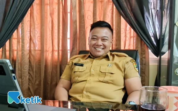 Foto Lurah Purwoharjo, Sigit Dwi Pamungkas, ketika diminta keterangan keberadaan sekretariat Paguyuban Serkle, Senin, 29 Desember 2025 (Foto: Slamet/Ketik.com)