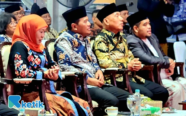 Foto Gubernur JatimnKhofifah Indar Parawansa (kiri), Plt Kepala Dinas Lingkungan Hidup Nurkholis (kedua kiri), Kakwarda Pramuka Jatim HM Arum Sabil (ketiga kiri) bershalawat di sela pereamian Masjid Nurul Hayat di kompleks Kantor LH Jatim di Surabaya, Senin malam, 29 Desember 2025. (Foto: Fiqih Arfani/ketik.com)