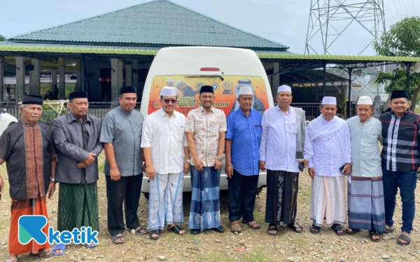 Foto Jamaluddin Idham memberikan bantuan mobil operasional MPTT Indonesia di Blangpidie. (Foto: KU/Ketik)