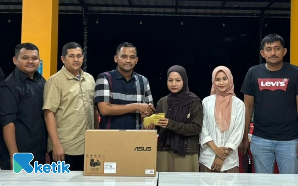 Foto Ketua PDI Perjuangan Aceh, Jamaluddin Idham menyerahkan beasiswa SPP dan perlengkapan kuliah untuk Cahaya, adik tragedi Sibolga. (HM/Ketik)