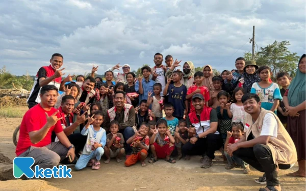 Foto Kebersamaan Jamaluddin Idham bersama anak-anak korban banjir di Aceh Utara. (Foto: HM/Ketik)