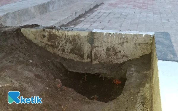 Foto Kondisi sisi Barat: pembangunan Jalur joging track di sisi barat Stadion Forlantas, Selasa 30 Desember 2025, terpantau menutup saluran air hujan aktif. (Foto: Fajar R/Ketik.com)