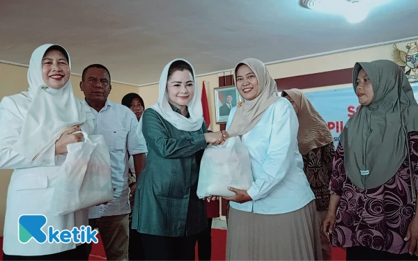 Foto Pemberian ratusan paket sembako dari Anggota DPR RI Novita Wijayanti di dampingi ketua Fraksi Gerindra DPRD Cilacap kepada warga Kecamatan Jeruklegi. (Foto: Nani Eko/Ketik.com)