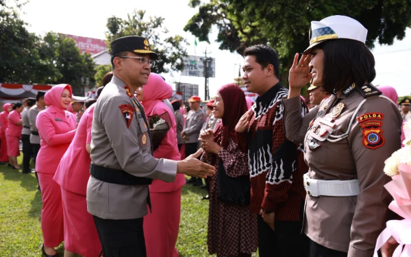 Foto Kapolda DIY Irjen Pol Anggoro Sukartono memberikan ucapan selamat kepada personel dan keluarga yang mendampingi usai upacara korps raport kenaikan pangkat. Tradisi pemberian selamat ini menjadi momen kedekatan pimpinan dengan anggota, sekaligus pengingat akan tanggung jawab baru yang diemban para personel di tahun 2026. (Foto: Bidhumas Polda DIY for Ketik.com)