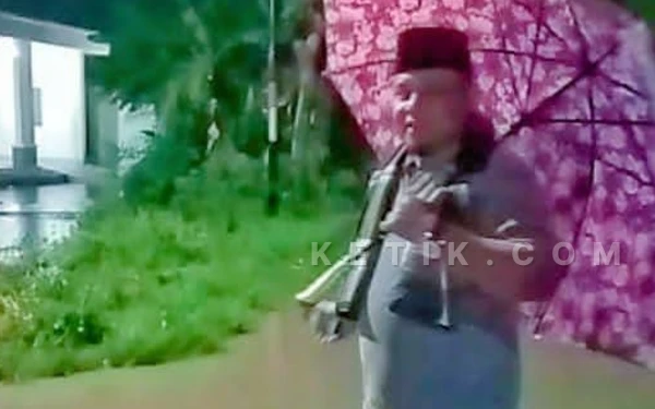 Foto Kades Kalimati, Lukmanul Hakim saat meninjau banjir di desanya (Foto: Dokumen Desa for ketik.com)