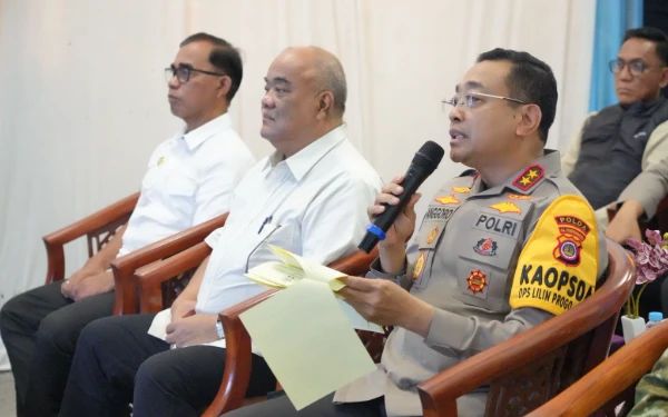 Foto Kapolda DIY Irjen Pol Anggoro Sukartono memimpin langsung pengamanan malam pergantian tahun 2026 di Yogyakarta. Dengan dukungan teknologi dan kesadaran masyarakat yang tinggi, suasana ikonik Malioboro tetap terjaga harmoni tanpa euforia berlebihan. (Foto: Bidhumas Polda DIY for Ketik.com)