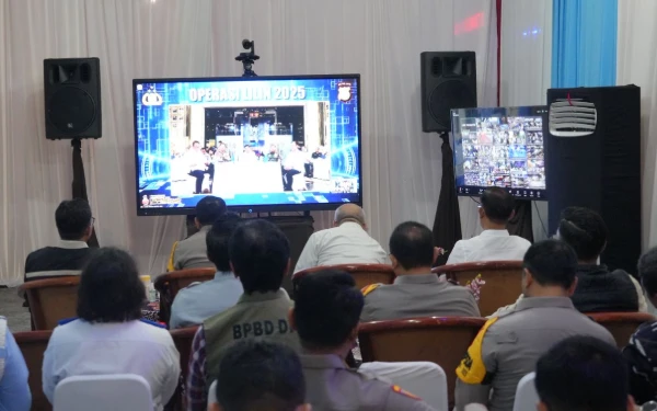 Foto Jajaran Forkopimda DIY memantau situasi titik-titik keramaian di seluruh wilayah Yogyakarta melalui layar monitor digital. Penggunaan teknologi ini mempermudah petugas dalam mengurai kemacetan secara real-time. (Foto: Bidhumas Polda DIY for Ketik.com)