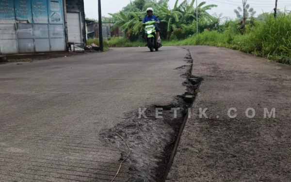 Foto Bagian jalan beton yang sudah berlubang di beberapa bagian. (Foto: Fathur Roziq/Ketik.com)