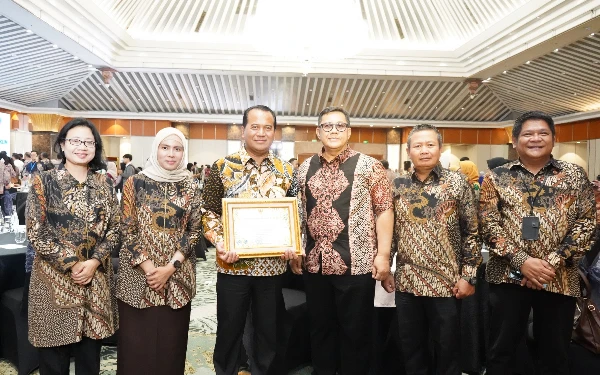 Foto Plt Kepala Dinas Lingkungan Hidup Nurkholis (ketiga kir) di sela penerimaan penghargaan ProKlim di Jakarta beberapa waktu lalu. (Foto: Humas DLH Jatim)