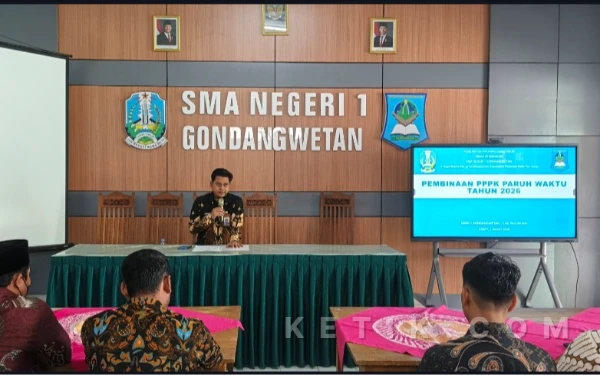 Foto Kepala SMAN 1 Gondangwetan melakukan pembinaan saat acara Penghadapan 19 Guru dan Tendik PPPK Paruh Waktu Formasi 2024 di SMAN 1 Gondangwetan, Jumat, 2 Januari 2026 (Foto: Yuni Ernawati)