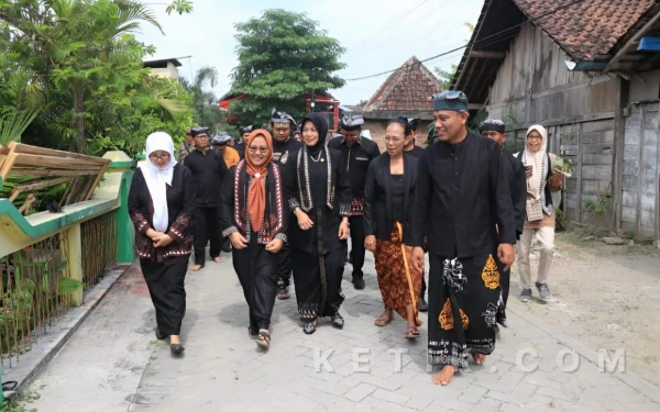 Foto Wakil Bupati  Hj Nurul  Azizah bersama  warga Samin