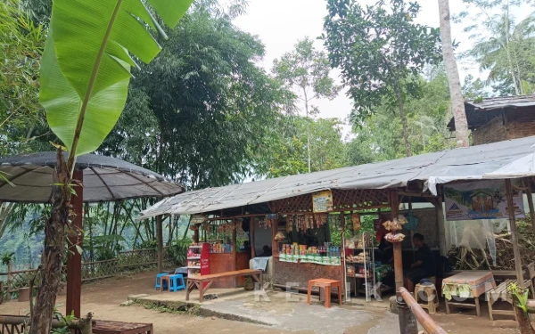 Foto Sejumlah warung lokal berada di sekitar area spot panorama Air Terjun Kapas Biru. (Foto: Fisca/Ketik.com)