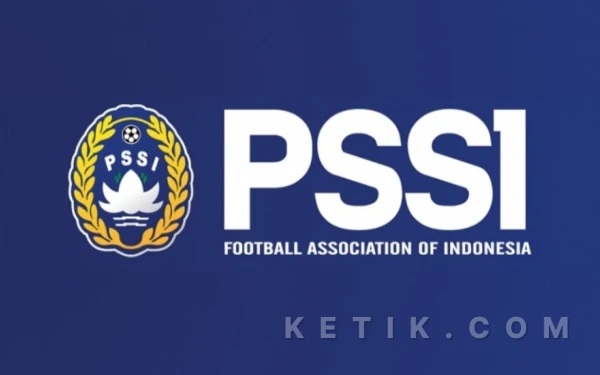 Foto Logo Persatuan Sepak Bola Seluruh Indonesia (PSSI) yang seharusnya menjadi simbol pemersatu kini tengah dinaungi awan mendung polemik. Kebijakan terbaru mengenai perubahan statuta yang menghapus mekanisme pemilihan Ketua Askab/Askot dan menggantinya dengan penunjukan langsung oleh Asprov memicu kritik tajam. (Foto: Fajar R/Ketik.com)