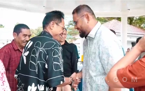 Foto Wakil Bupati Halmahera Selatan saat Menyapa Bupati Bassam Kasuba dalam Open House (Foto: Mursal/Ketik.com)