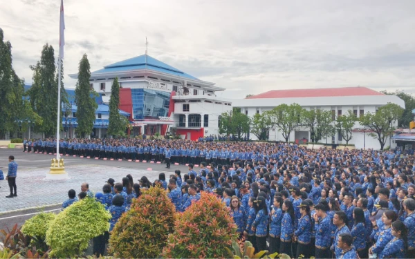Foto Peserta apel Aparatur Sipil Negara (ASN) Pemkot Bitung di lapangan kantor Walikota Bitung, Senin 5 Januari 2026
