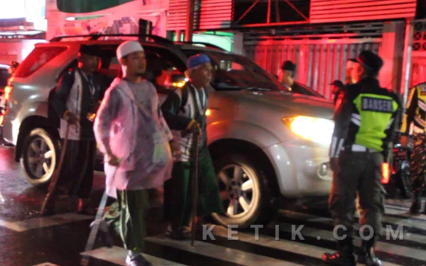 Foto Peserta napak tilas isyaroh pendirian NU jalan kaki dari alun-alun Jombang menuju Pesantren Tebuireng sejauh tujuh kilometer, 4 Januari 2026. (Foto: Rifat/Ketik.com)