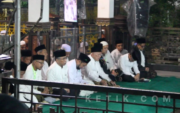 Foto Ketua Umum PBNU KH Yahya Cholil Staquf bersama para Ulama mengikuti tahlil dan istighosah di pusara makam pendiri Nahdlatul Ulama, KH. Muhammad Hasyim Asy’ari pada ujung acara napak tilas isyaroh pendirian NU di Tebuireng Jombang, 4 Januari 2026. (Foto: Rifat/Ketik.com)