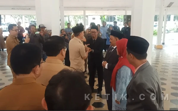 Foto Bupati Lebak, Moch. Hasbi Asyidiki Jayabaya saat memberikan selamat kepada Direktur PT Lebak Niaga. (Foto: Abdul Kohar)