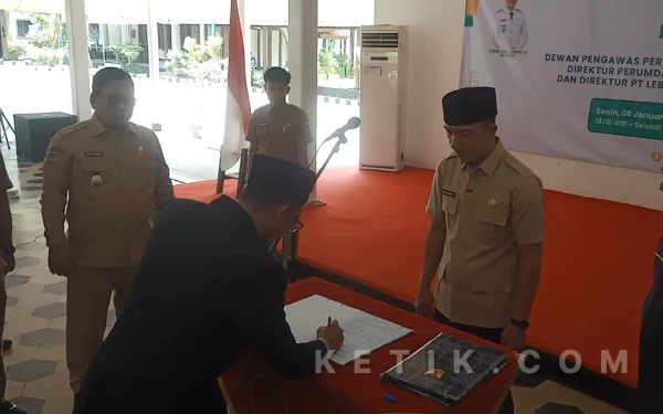 Foto Diretur PT Lebak Niaga saat melakukan pendatanganan. (Foto: Abdul Kohar)