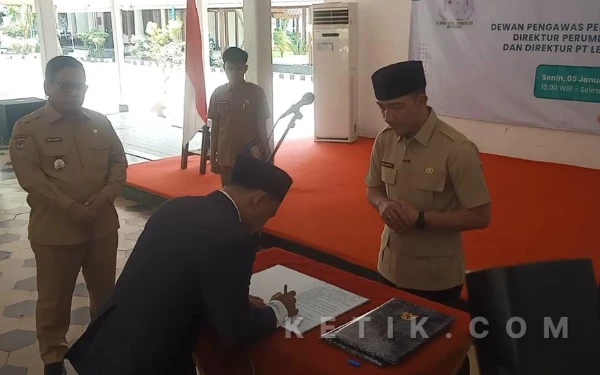 Foto Direktur Perumdam Tirta Kalimaya saat melakukan pendatanganan. (Foto: Abdul Kohar/Ketik.com)