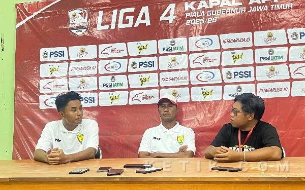 Foto Danillo dan Muhammad Nasrin memberikan komentar terkait hasil pertandingan melawan Persema yang membuat gol dianulir. (Foto: Lutf/Ketik)